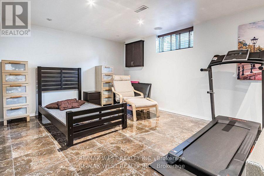 128 Mercury Road S, Toronto, ON - Indoor Photo Showing Gym Room