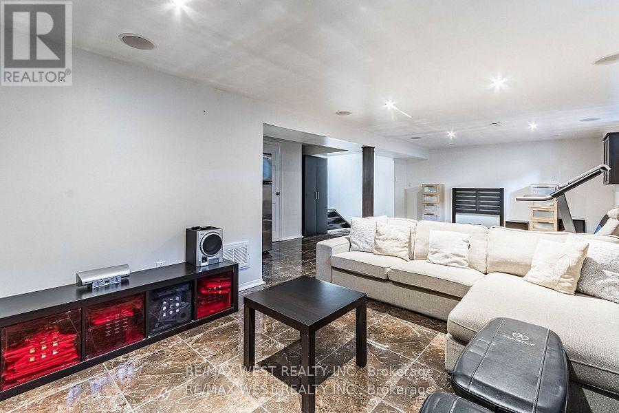 128 Mercury Road S, Toronto, ON - Indoor Photo Showing Living Room