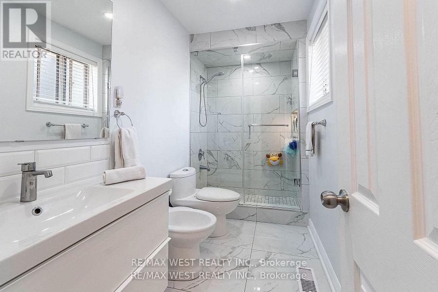 128 Mercury Road S, Toronto, ON - Indoor Photo Showing Bathroom