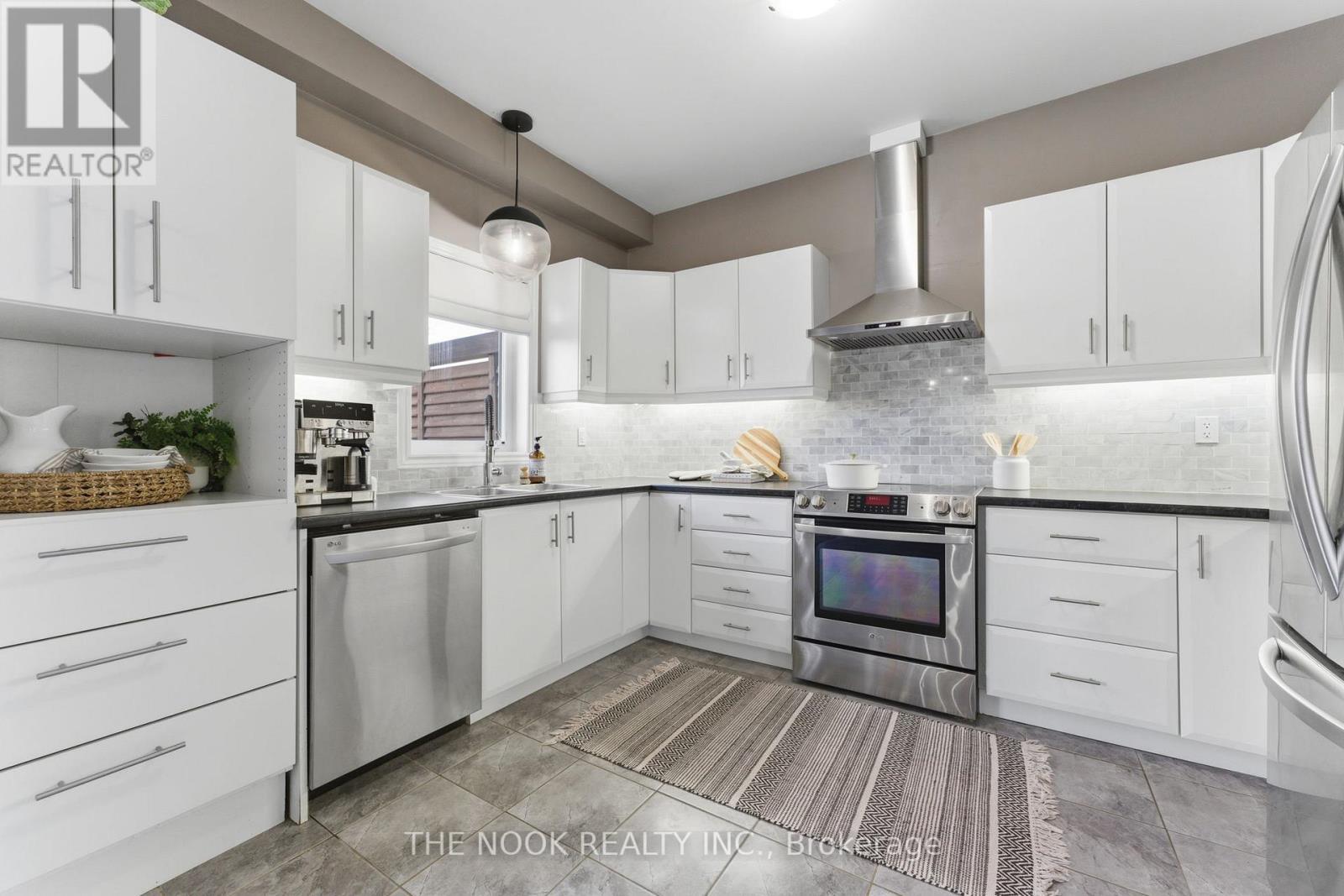 89 Goodall Court, Centre Wellington (Fergus), ON - Indoor Photo Showing Kitchen With Upgraded Kitchen