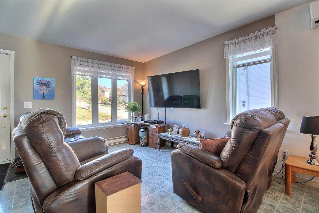 Salon - 6246 Rue Florent, Sherbrooke (Brompton/Rock Forest/Saint-Élie/Deauville), QC - Indoor Photo Showing Living Room