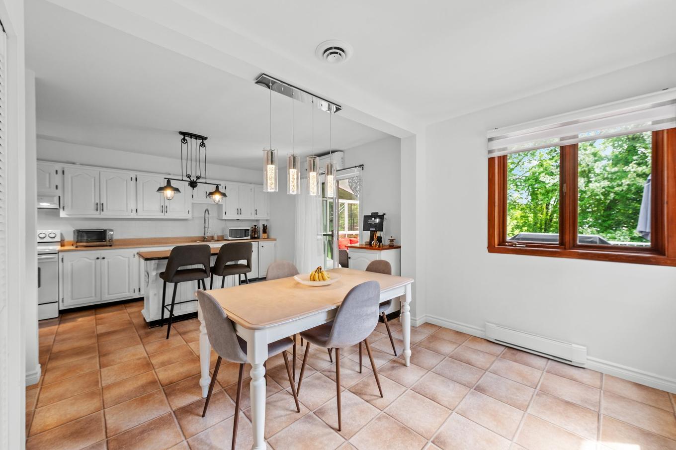Dining room - 15 Rue Ekers, Sainte-Agathe-Des-Monts, QC - Indoor Photo Showing Dining Room