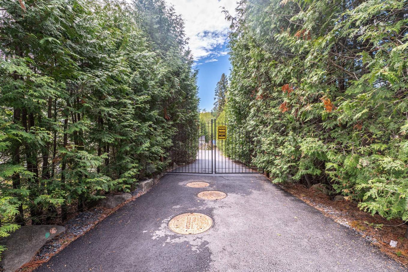 Exterior entrance - 15 Rue Ekers, Sainte-Agathe-Des-Monts, QC - Outdoor