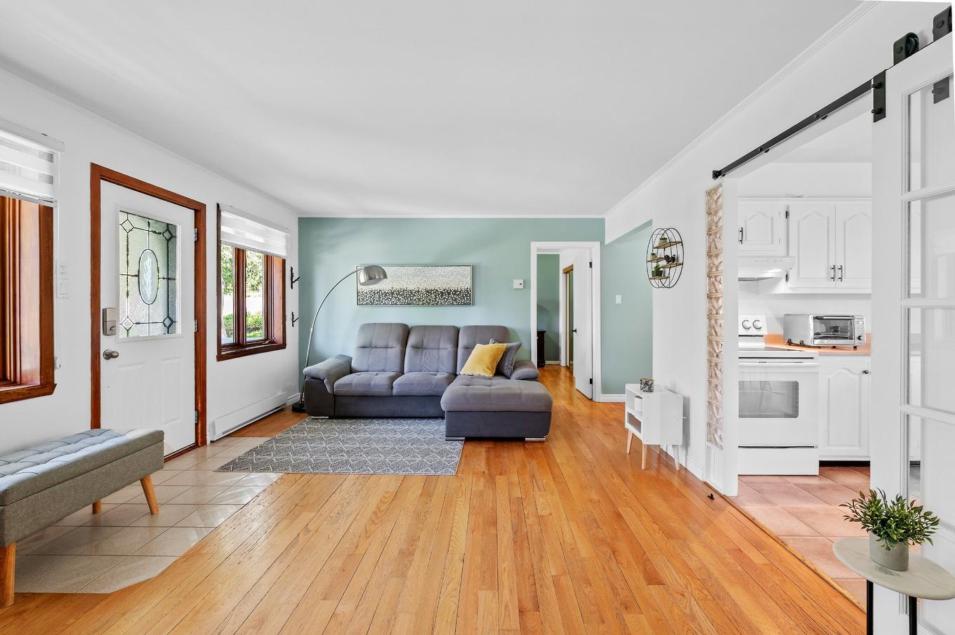 Living room - 15 Rue Ekers, Sainte-Agathe-Des-Monts, QC - Indoor Photo Showing Living Room