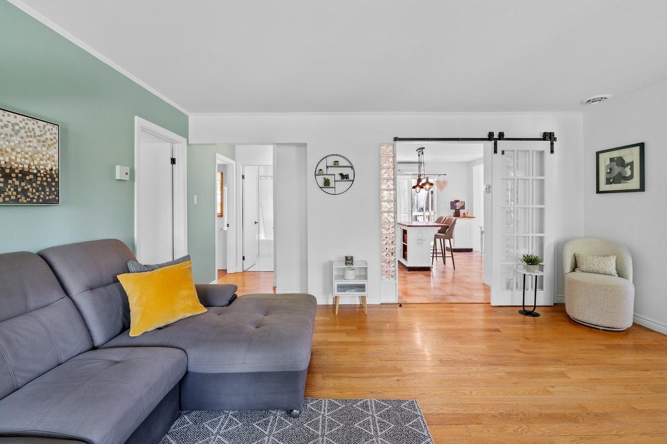 Living room - 15 Rue Ekers, Sainte-Agathe-Des-Monts, QC - Indoor Photo Showing Living Room