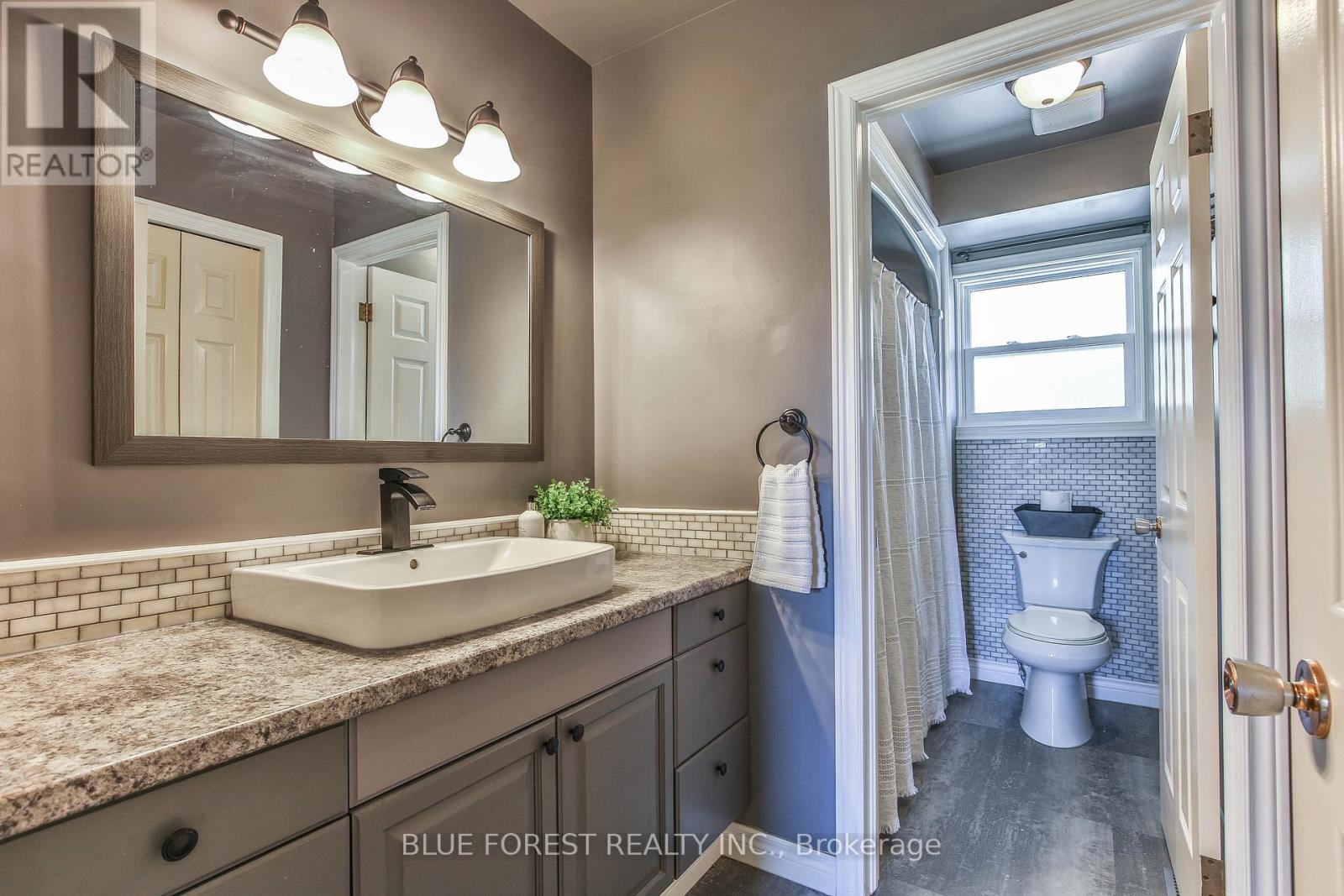 50000 Dingle Street, Malahide, ON - Indoor Photo Showing Bathroom