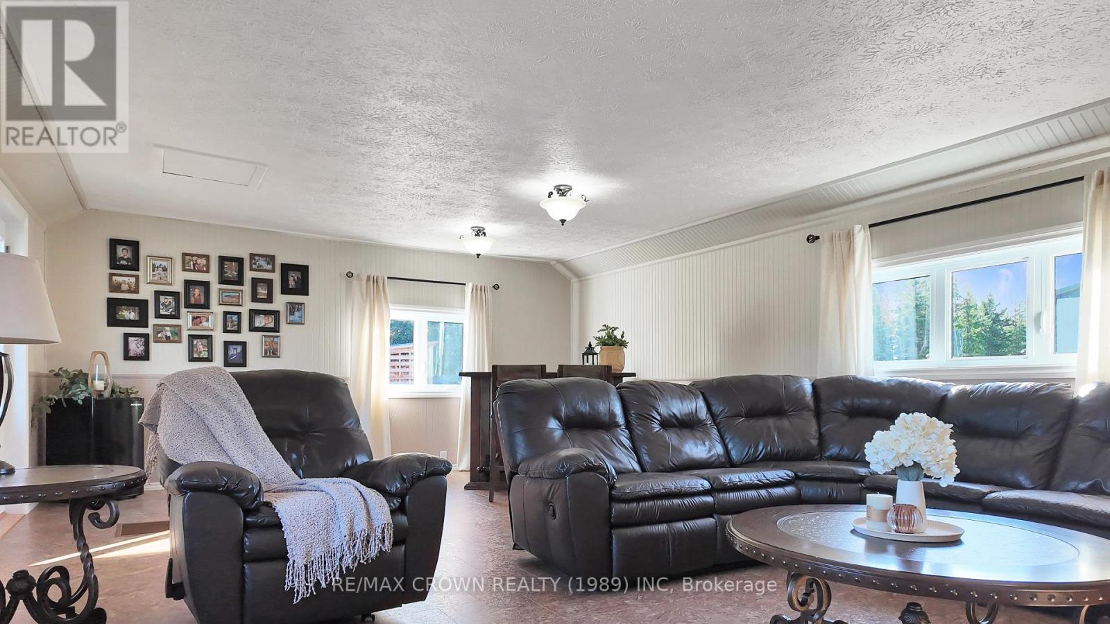 2027 Highway 11 W, Hearst, ON - Indoor Photo Showing Living Room