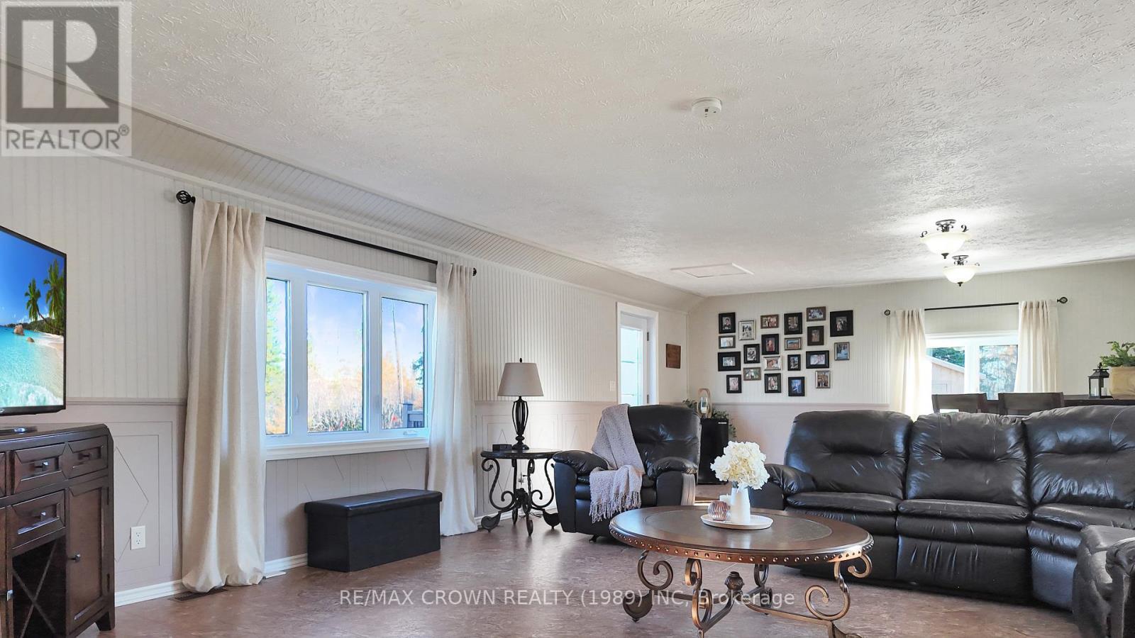 2027 Highway 11 W, Hearst, ON - Indoor Photo Showing Living Room