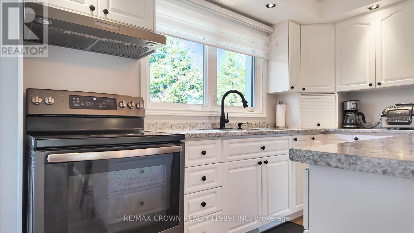 2027 Highway 11 W, Hearst, ON - Indoor Photo Showing Kitchen