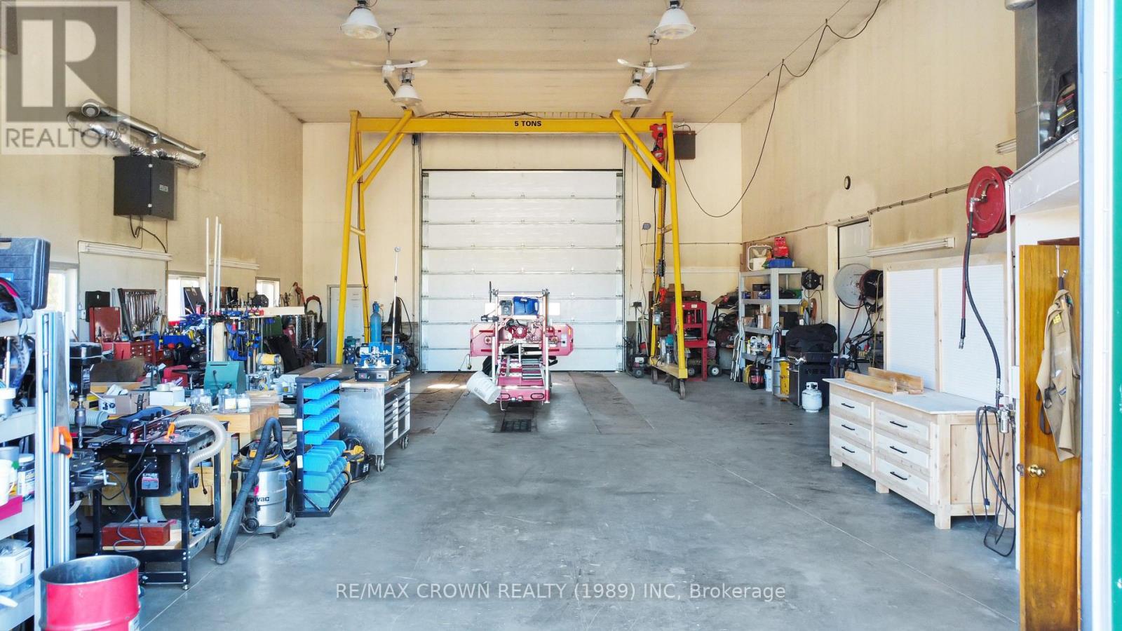 2027 Highway 11 W, Hearst, ON - Indoor Photo Showing Garage
