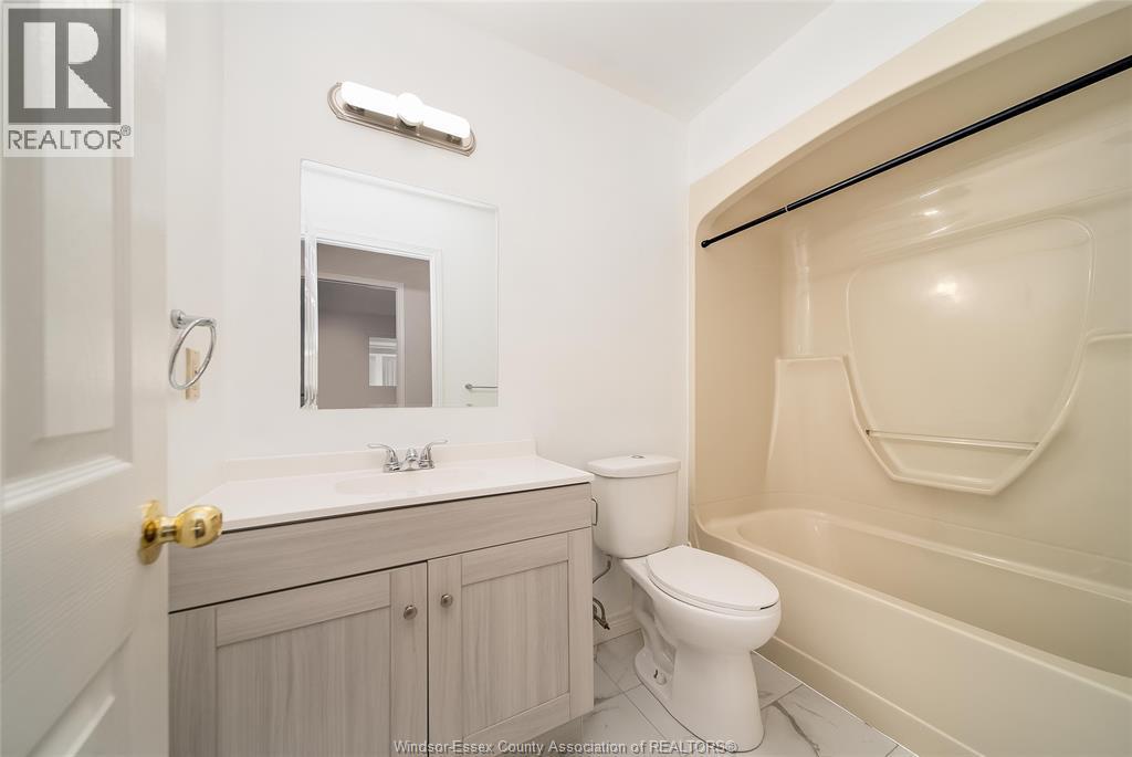 1970 Daytona, Windsor, ON - Indoor Photo Showing Bathroom