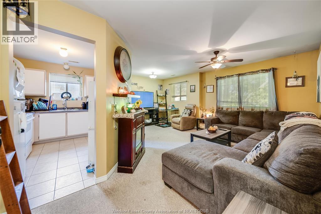 1970 Daytona, Windsor, ON - Indoor Photo Showing Living Room