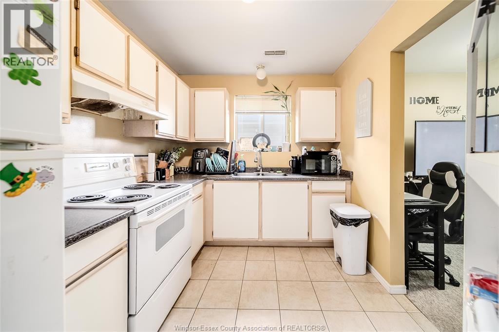1970 Daytona, Windsor, ON - Indoor Photo Showing Kitchen With Double Sink
