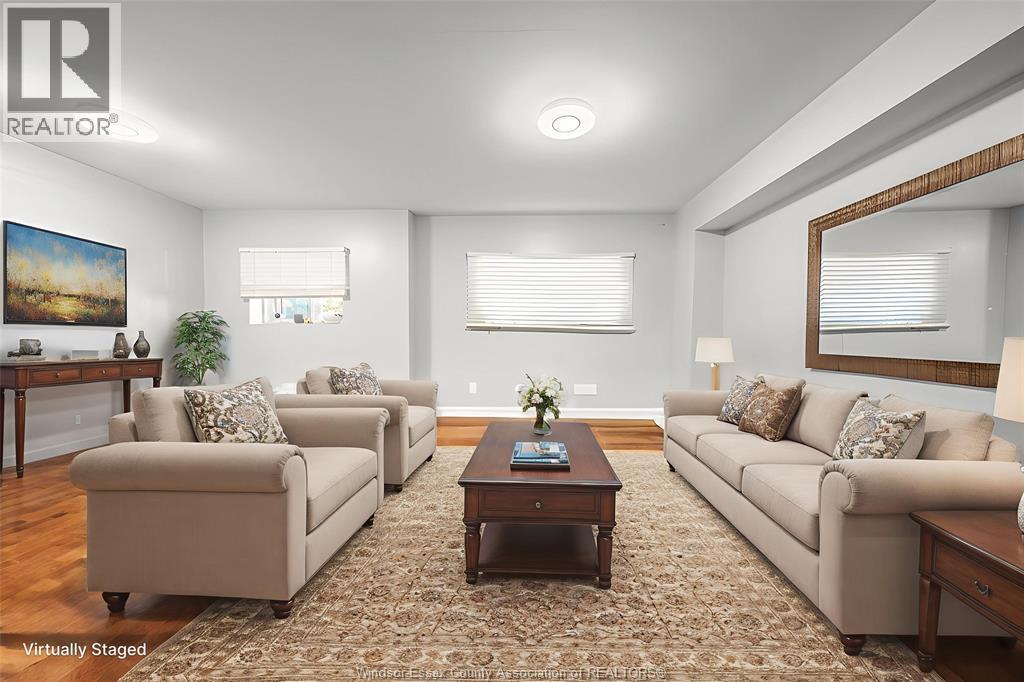 1970 Daytona, Windsor, ON - Indoor Photo Showing Living Room