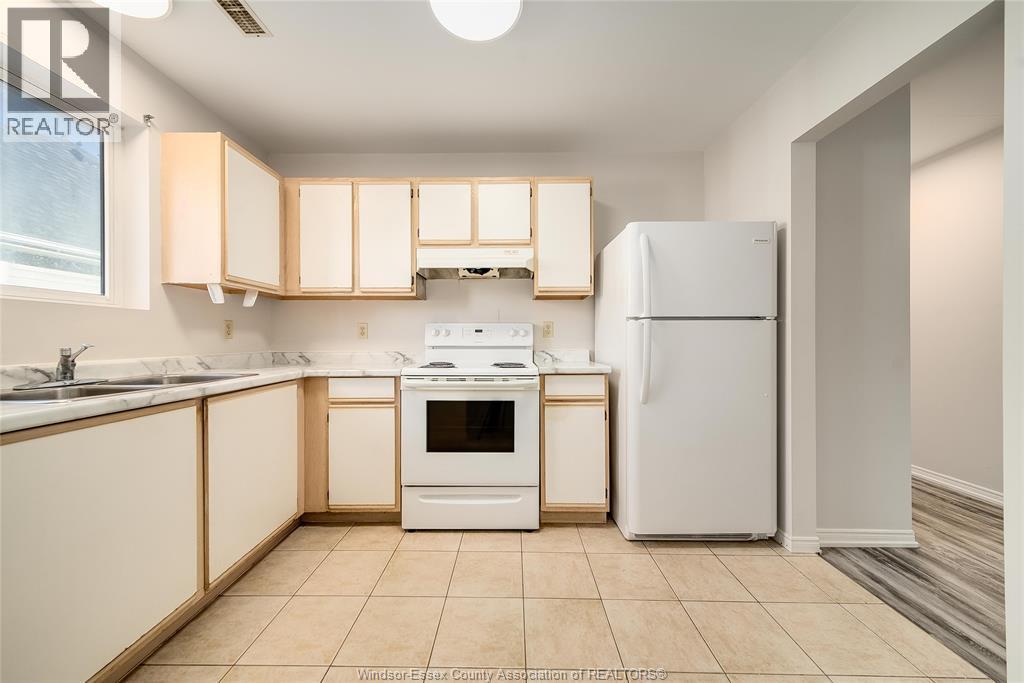 1970 Daytona, Windsor, ON - Indoor Photo Showing Kitchen With Double Sink