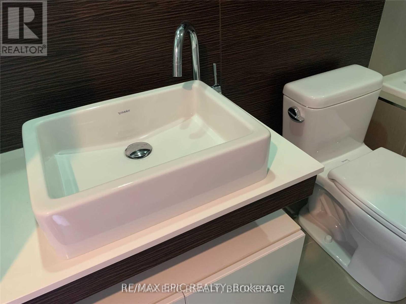 2703 - 75 St Nicholas Street, Toronto, ON - Indoor Photo Showing Bathroom