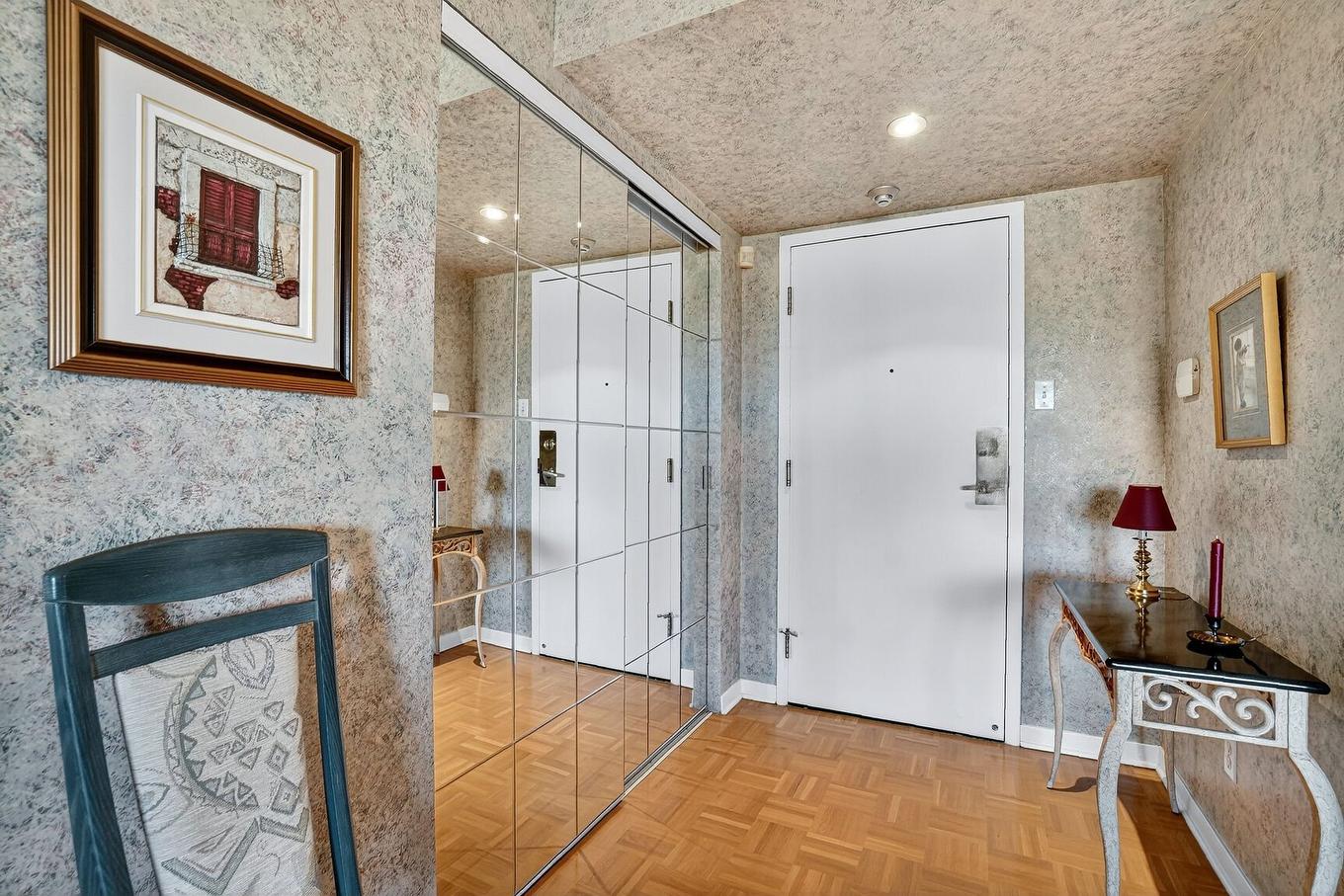 Hall d'entrée/Vestibule - 603-755 Rue De La Noue, Montréal (Verdun/Île-Des-Soeurs), QC - Indoor Photo Showing Other Room With Fireplace