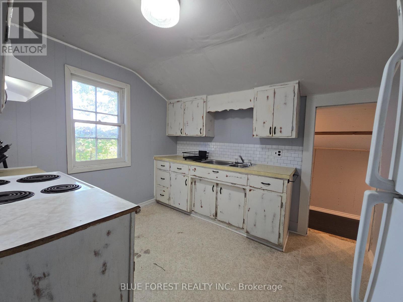 138 Centre Street, West Elgin (Rodney), ON - Indoor Photo Showing Kitchen With Double Sink