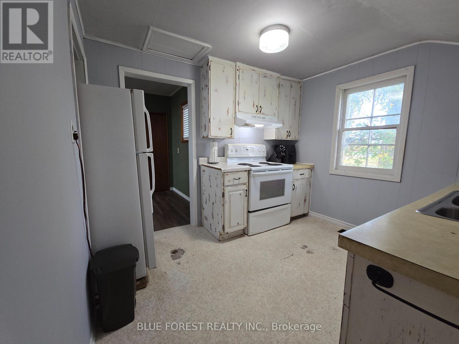 138 Centre Street, West Elgin (Rodney), ON - Indoor Photo Showing Kitchen