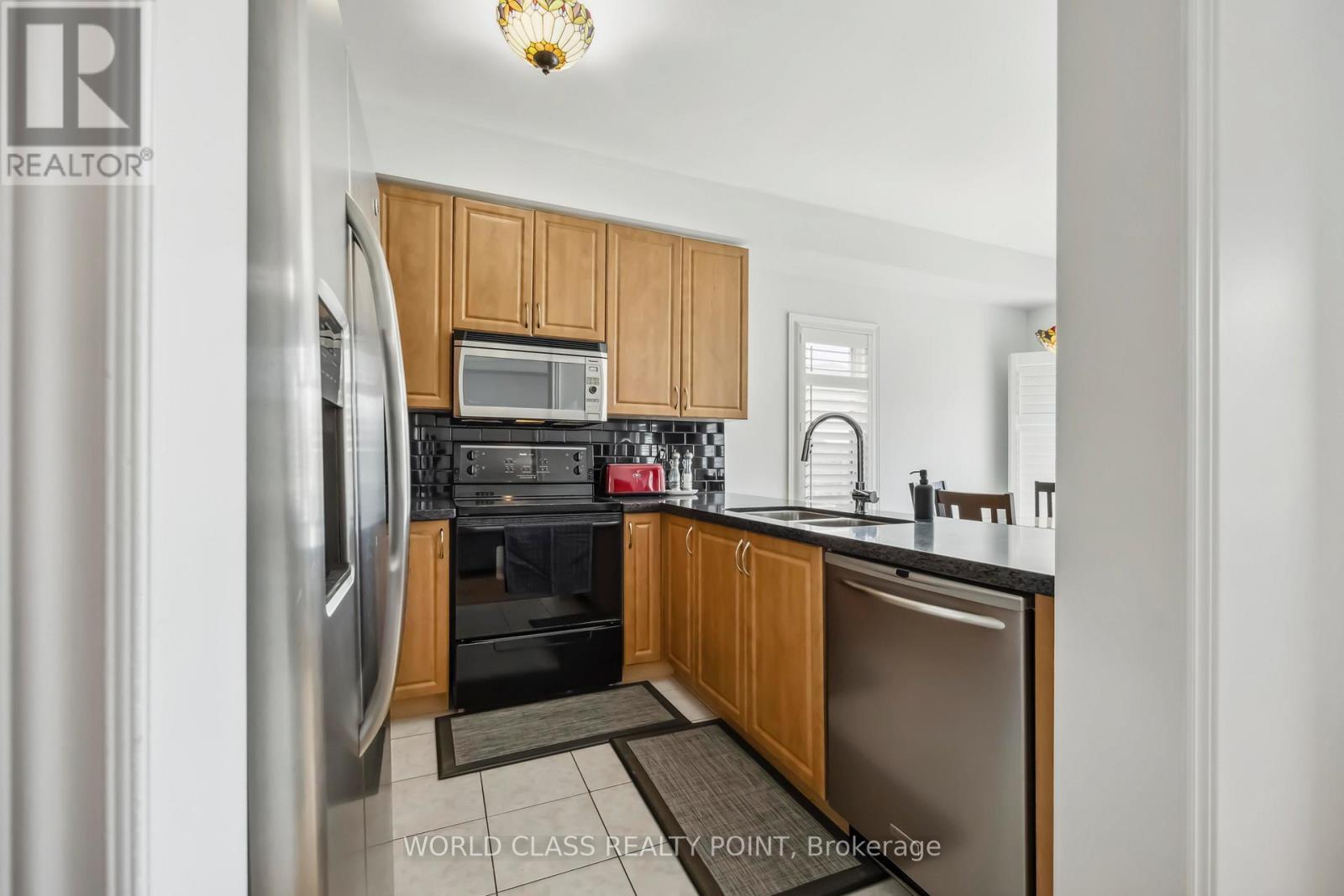 131 Lormel Gate, Vaughan, ON - Indoor Photo Showing Kitchen With Stainless Steel Kitchen