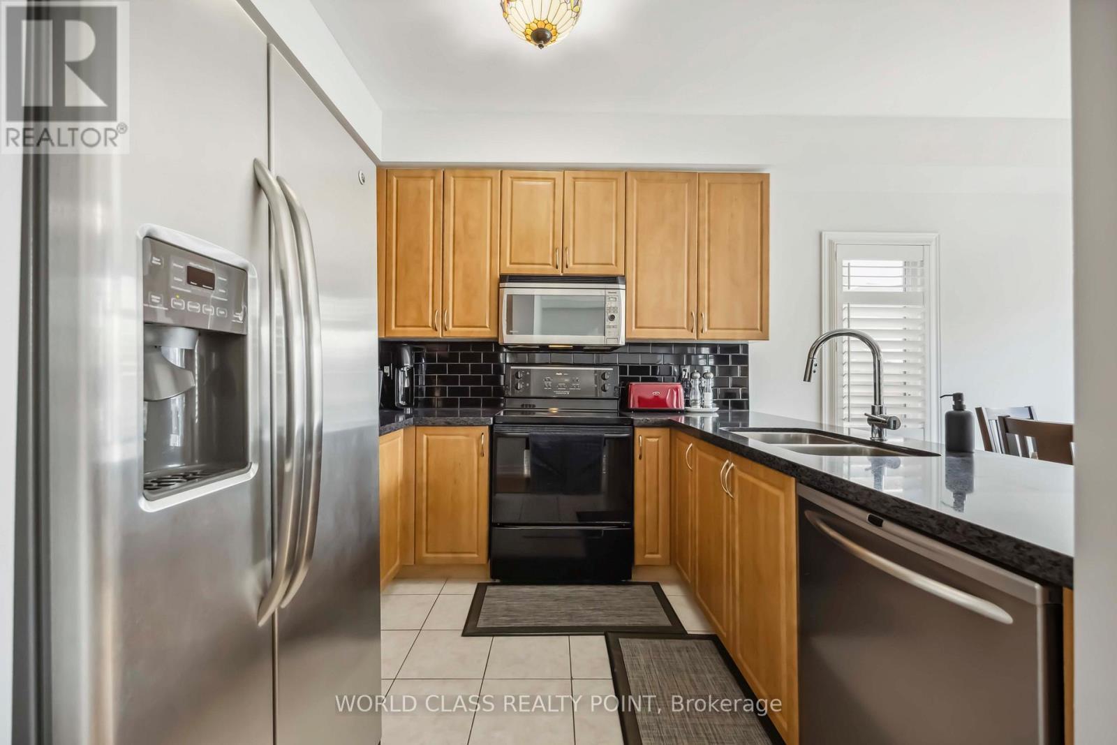 131 Lormel Gate, Vaughan, ON - Indoor Photo Showing Kitchen With Stainless Steel Kitchen With Double Sink