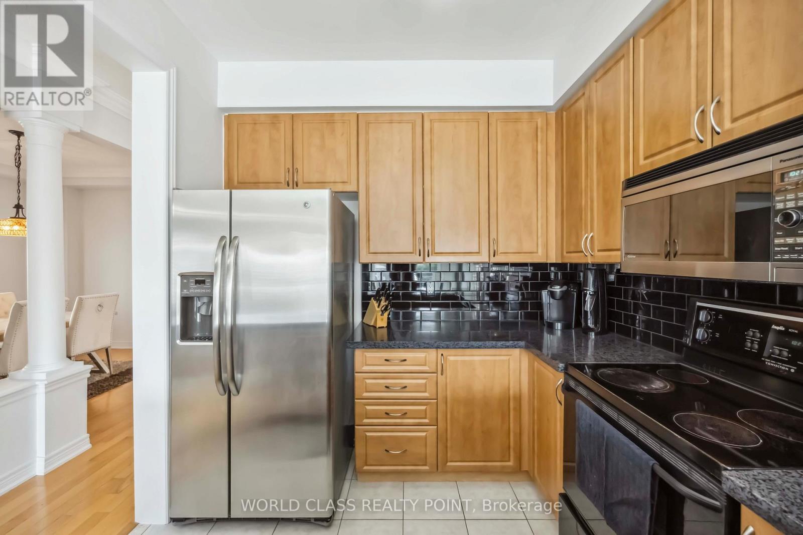 131 Lormel Gate, Vaughan, ON - Indoor Photo Showing Kitchen With Stainless Steel Kitchen