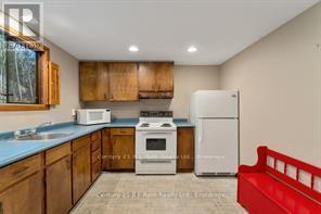 1033 Bayview Point Road, Lake Of Bays (Ridout), ON - Indoor Photo Showing Kitchen