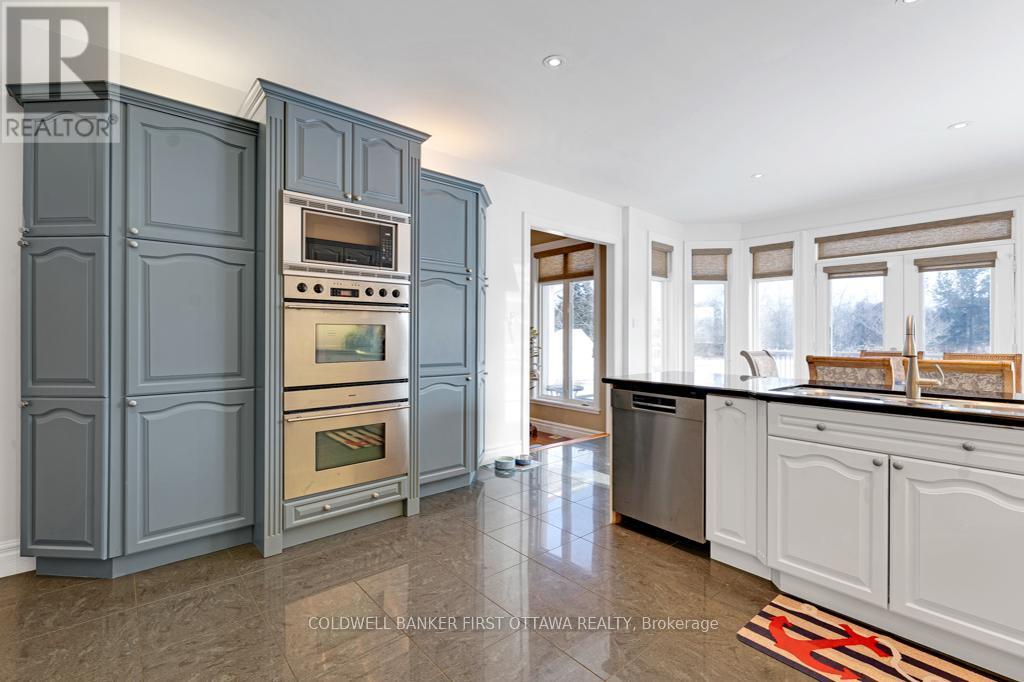 Contemporary two-toned cabinetry - 556 West Point Drive, Drummond/North Elmsley, ON - Indoor Photo Showing Kitchen