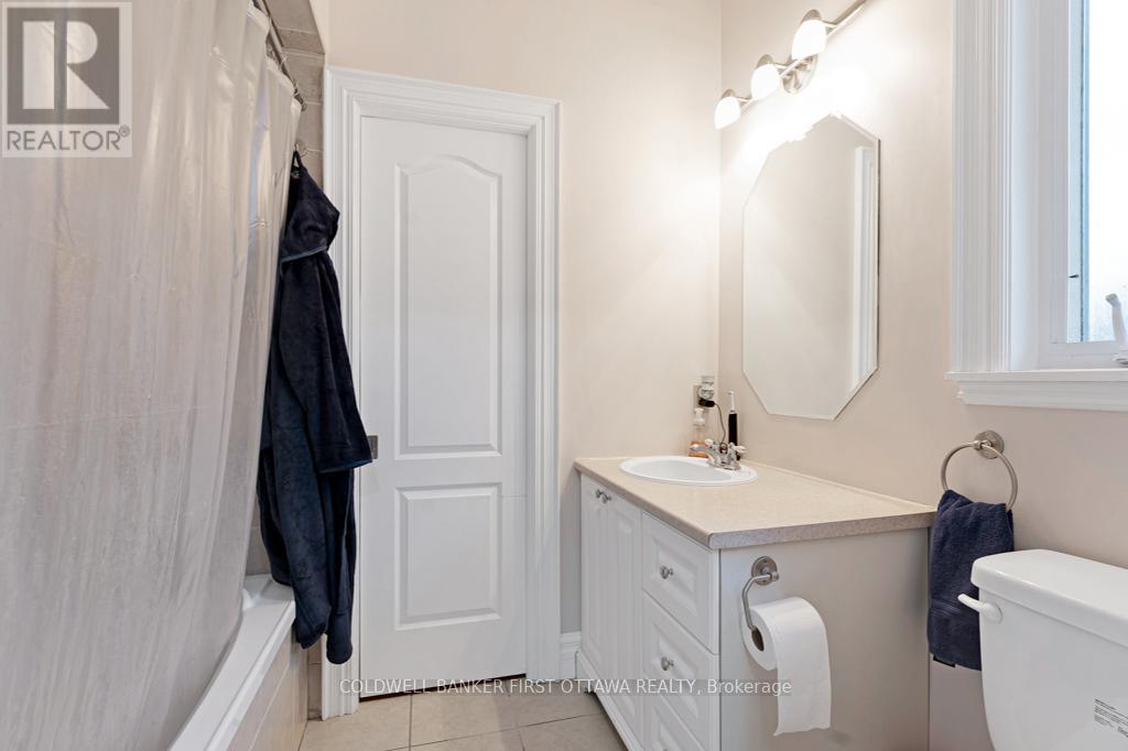 Jack& Jill 4-pc bathroom for 2nd & 3rd bedrooms - 556 West Point Drive, Drummond/North Elmsley, ON - Indoor Photo Showing Bathroom