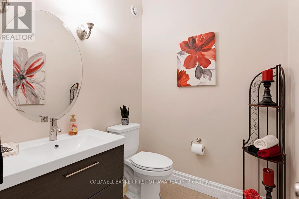 Main floor powder room - 556 West Point Drive, Drummond/North Elmsley, ON - Indoor Photo Showing Bathroom