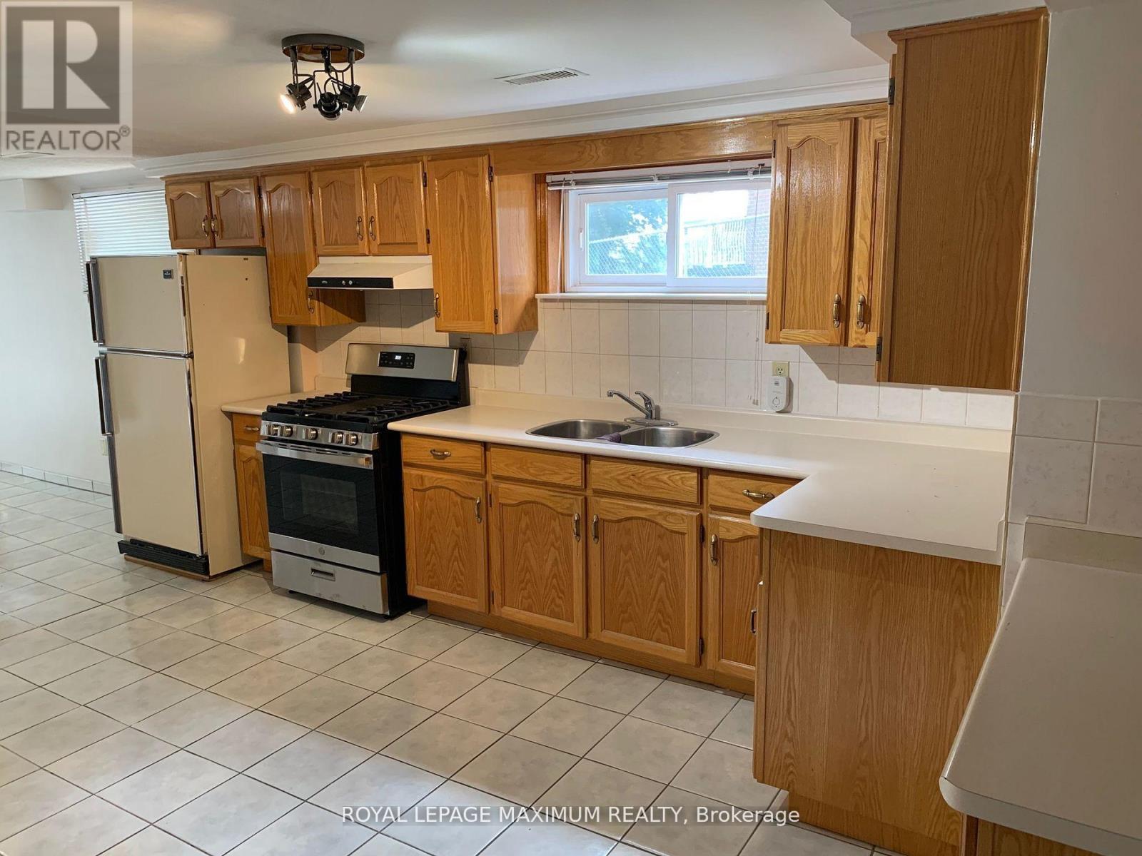 155 Rainbow Drive, Vaughan, ON - Indoor Photo Showing Kitchen With Double Sink