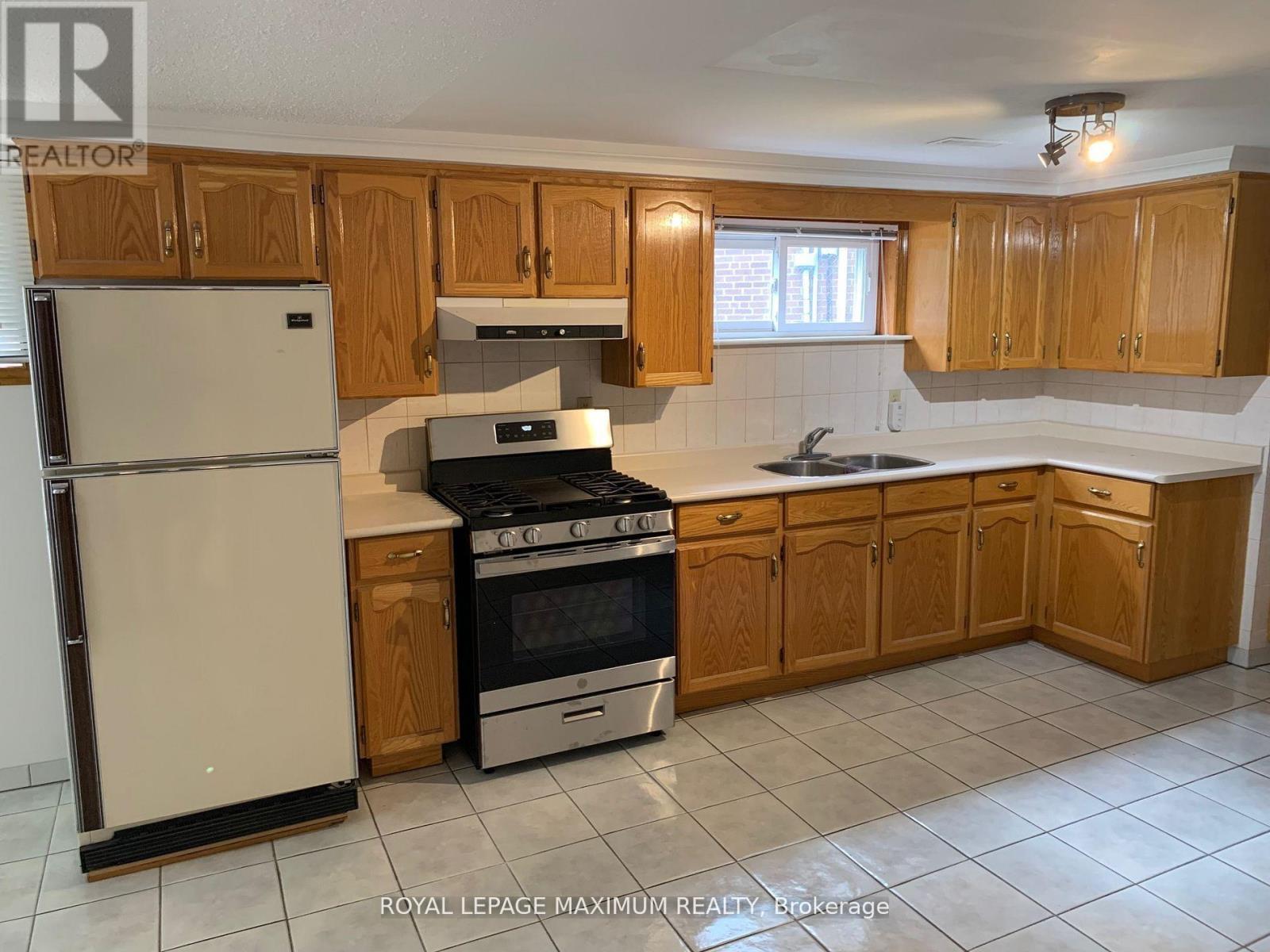 155 Rainbow Drive, Vaughan, ON - Indoor Photo Showing Kitchen With Double Sink