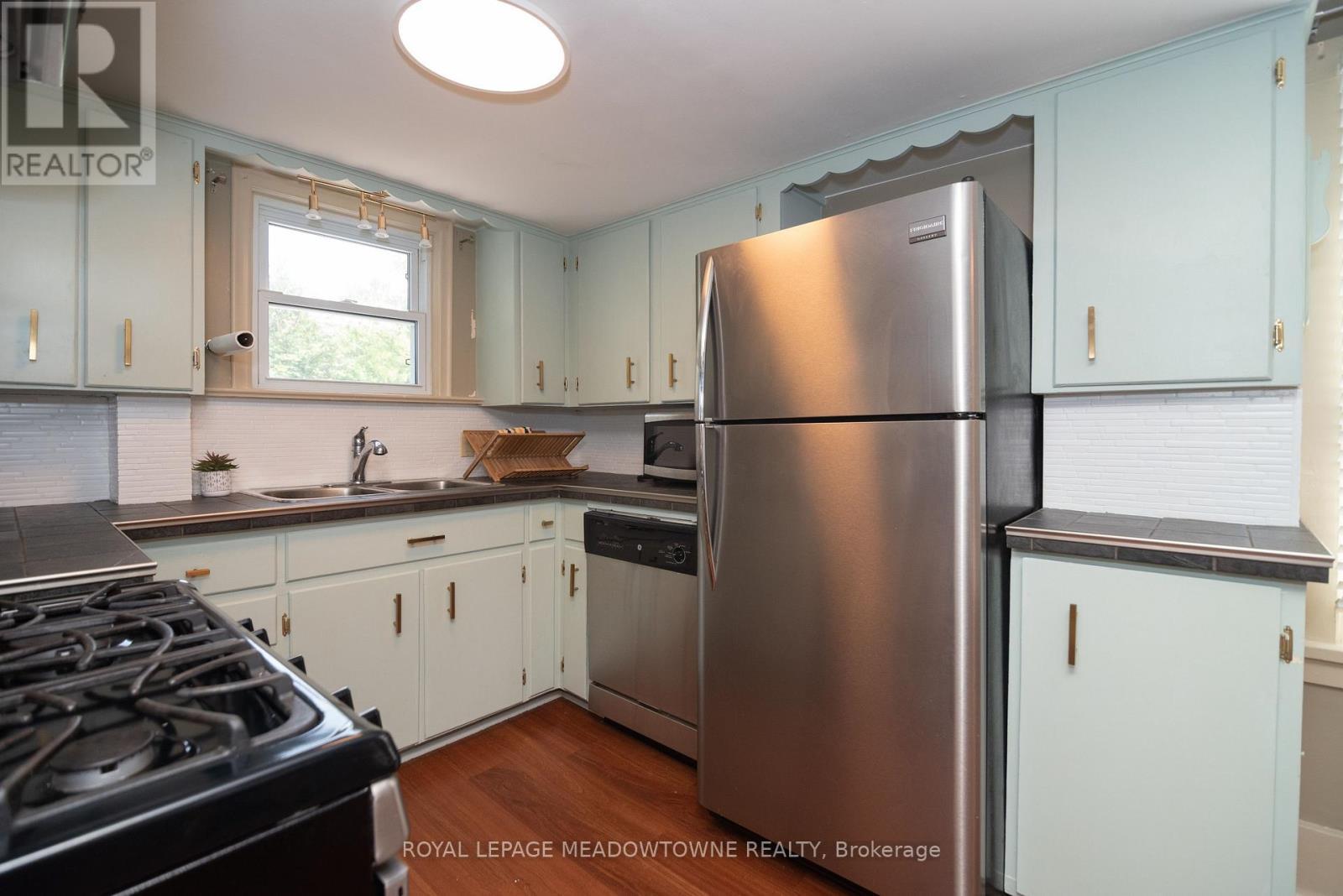 5853 Mcleod Road, Niagara Falls, ON - Indoor Photo Showing Kitchen With Double Sink