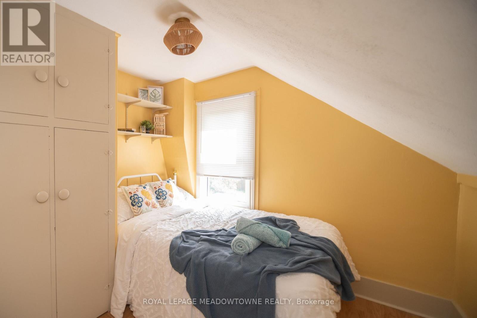 5853 Mcleod Road, Niagara Falls, ON - Indoor Photo Showing Bedroom