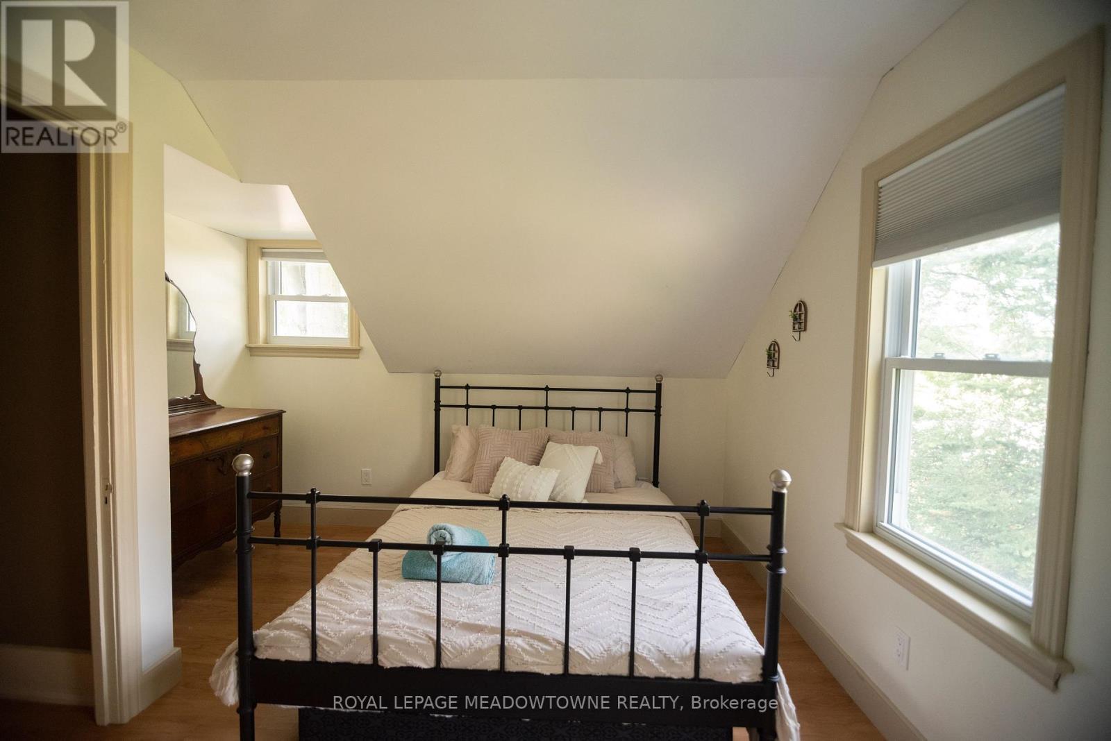 5853 Mcleod Road, Niagara Falls, ON - Indoor Photo Showing Bedroom