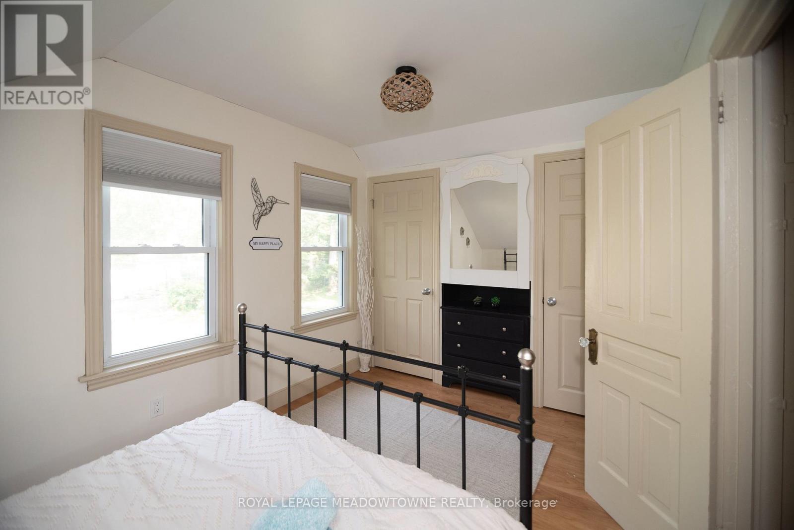 5853 Mcleod Road, Niagara Falls, ON - Indoor Photo Showing Bedroom