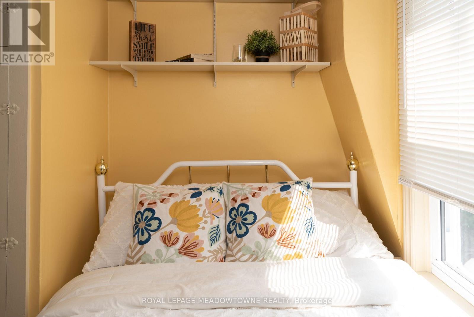 5853 Mcleod Road, Niagara Falls, ON - Indoor Photo Showing Bedroom