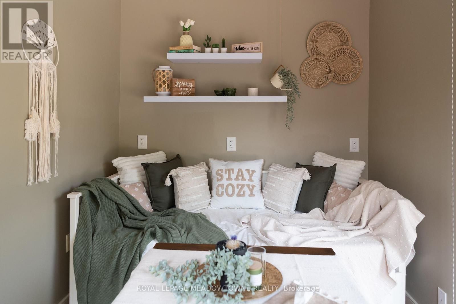 5853 Mcleod Road, Niagara Falls, ON - Indoor Photo Showing Bedroom