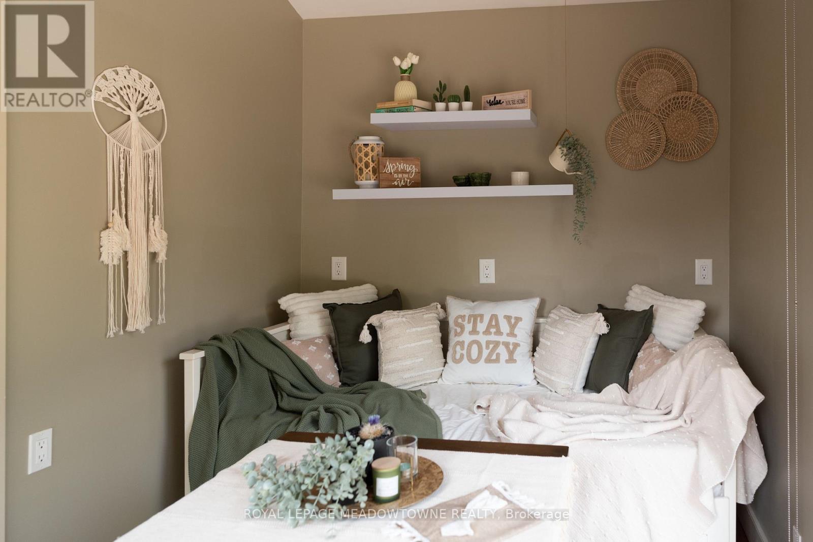 5853 Mcleod Road, Niagara Falls, ON - Indoor Photo Showing Bedroom