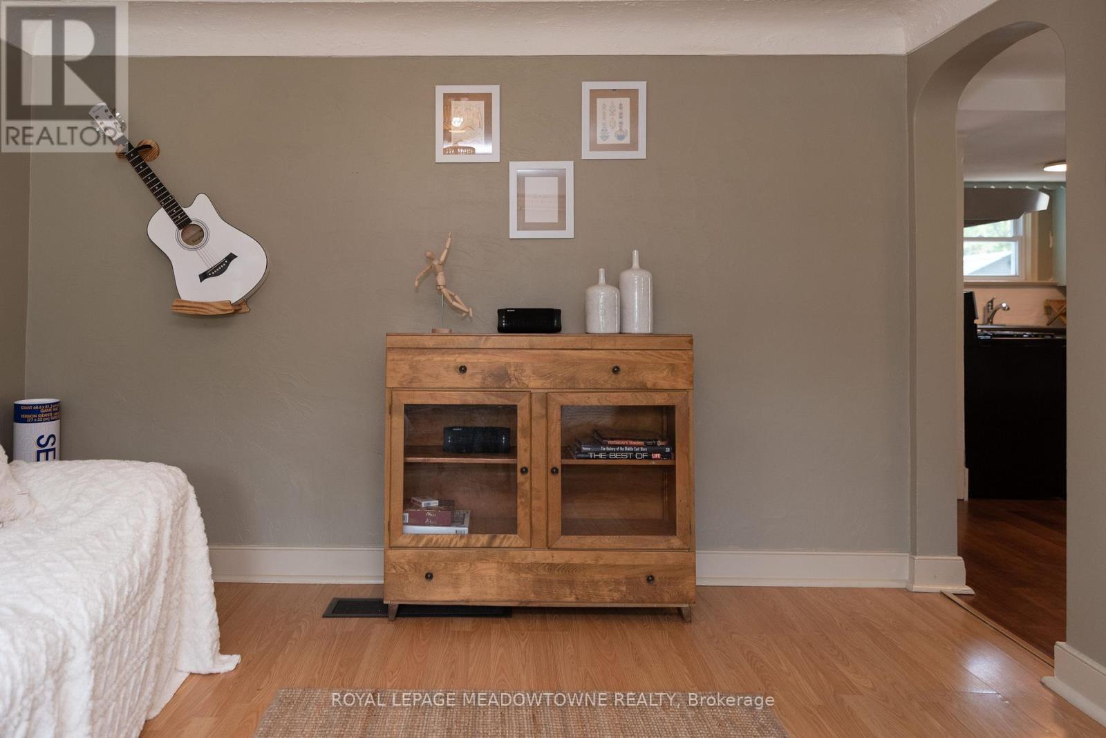 5853 Mcleod Road, Niagara Falls, ON - Indoor Photo Showing Bedroom