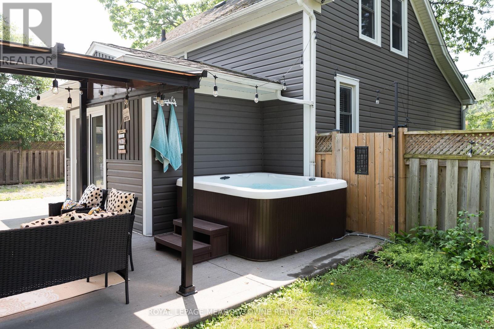 5853 Mcleod Road, Niagara Falls, ON - Outdoor With Exterior