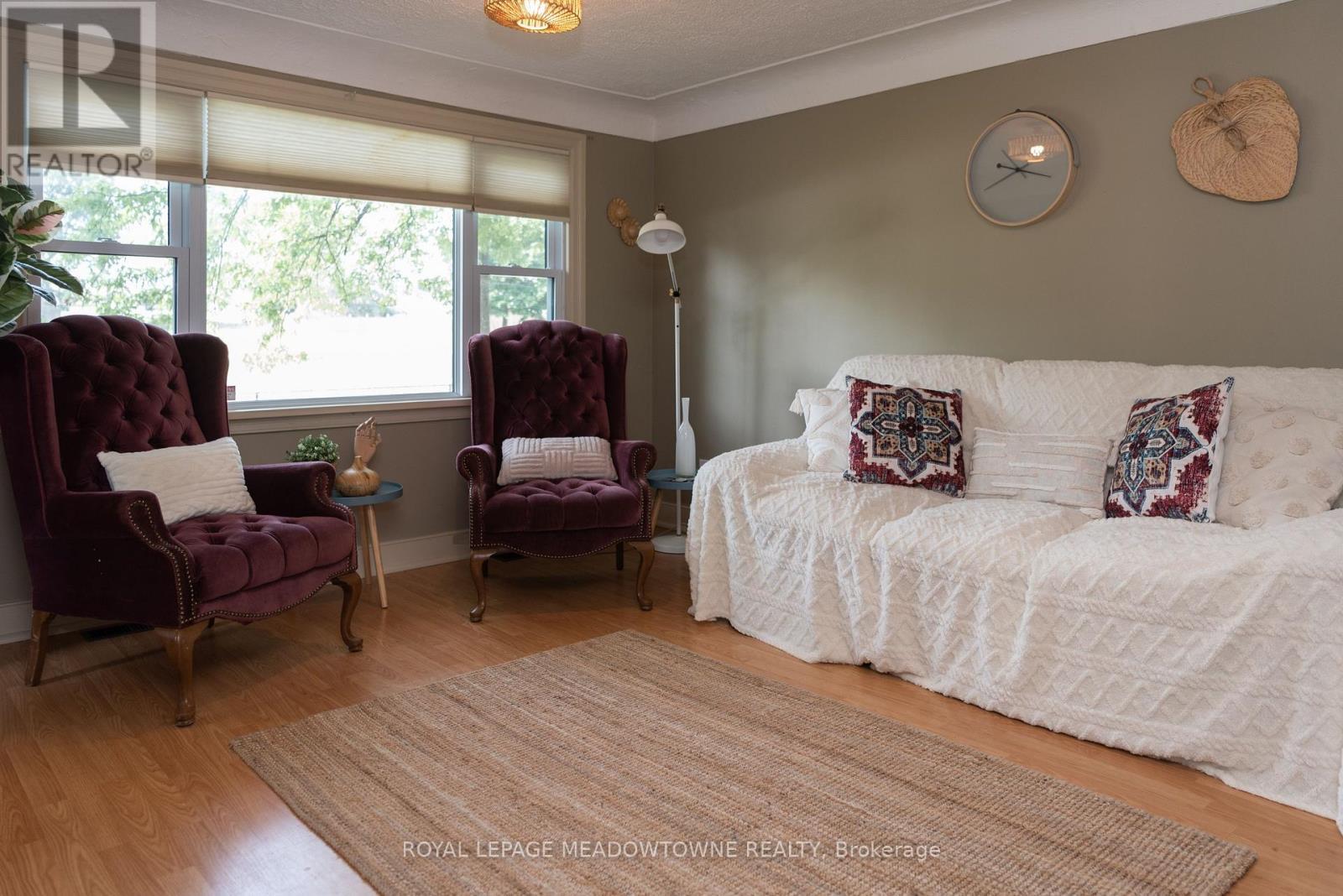 5853 Mcleod Road, Niagara Falls, ON - Indoor Photo Showing Bedroom