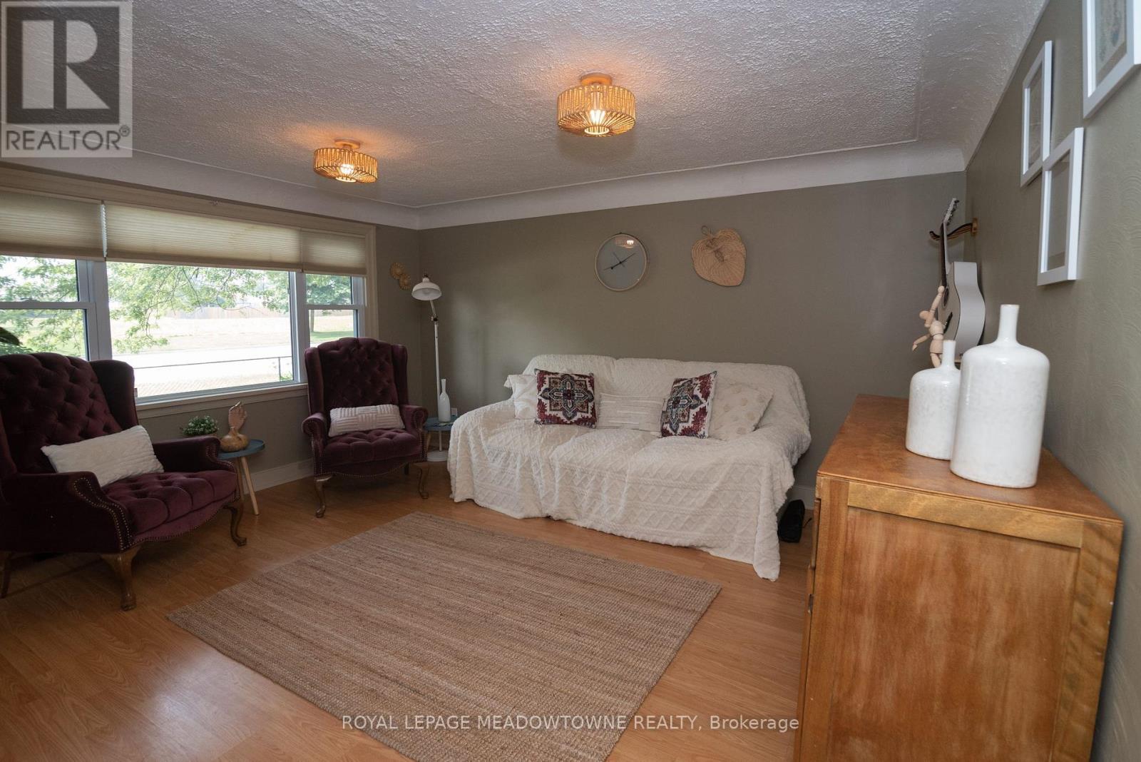5853 Mcleod Road, Niagara Falls, ON - Indoor Photo Showing Bedroom