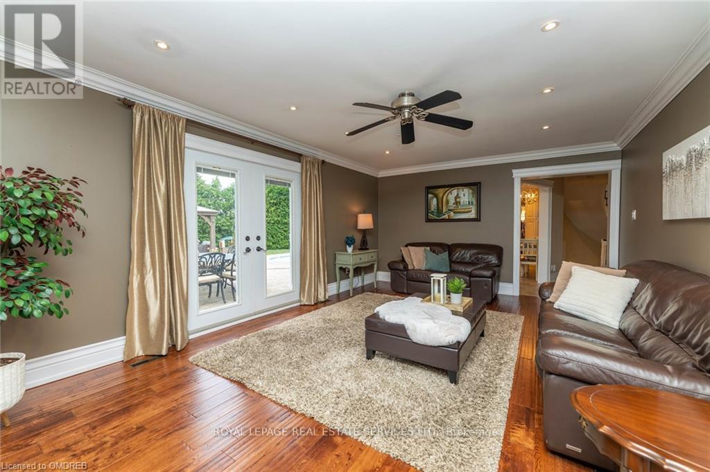 2123 Kawartha Crescent, Mississauga, ON - Indoor Photo Showing Living Room