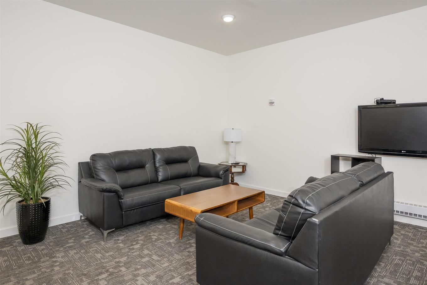 3209 96 High Street N, Thunder Bay, ON - Indoor Photo Showing Living Room