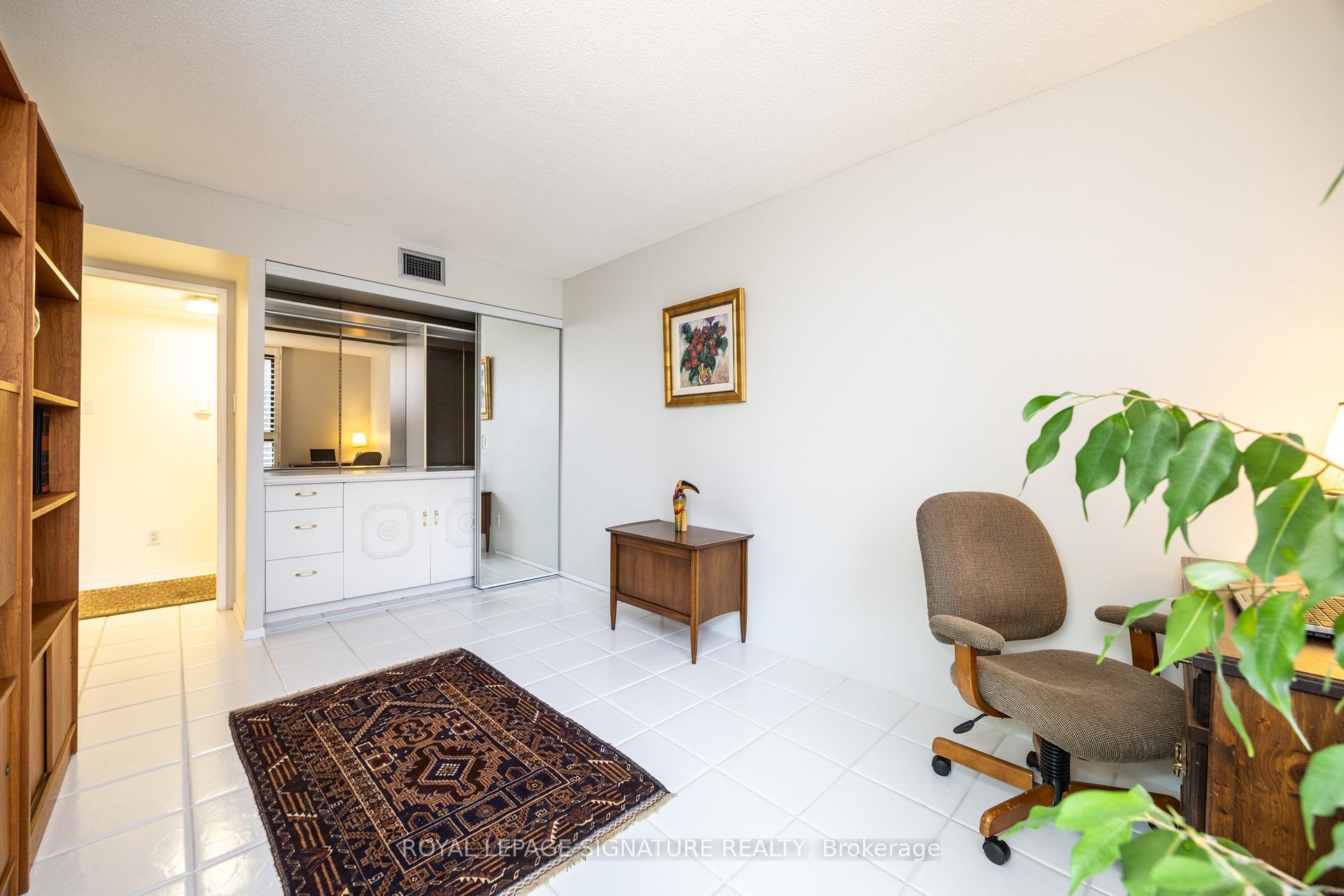 306-1300 Bloor Street, Mississauga, ON - Indoor