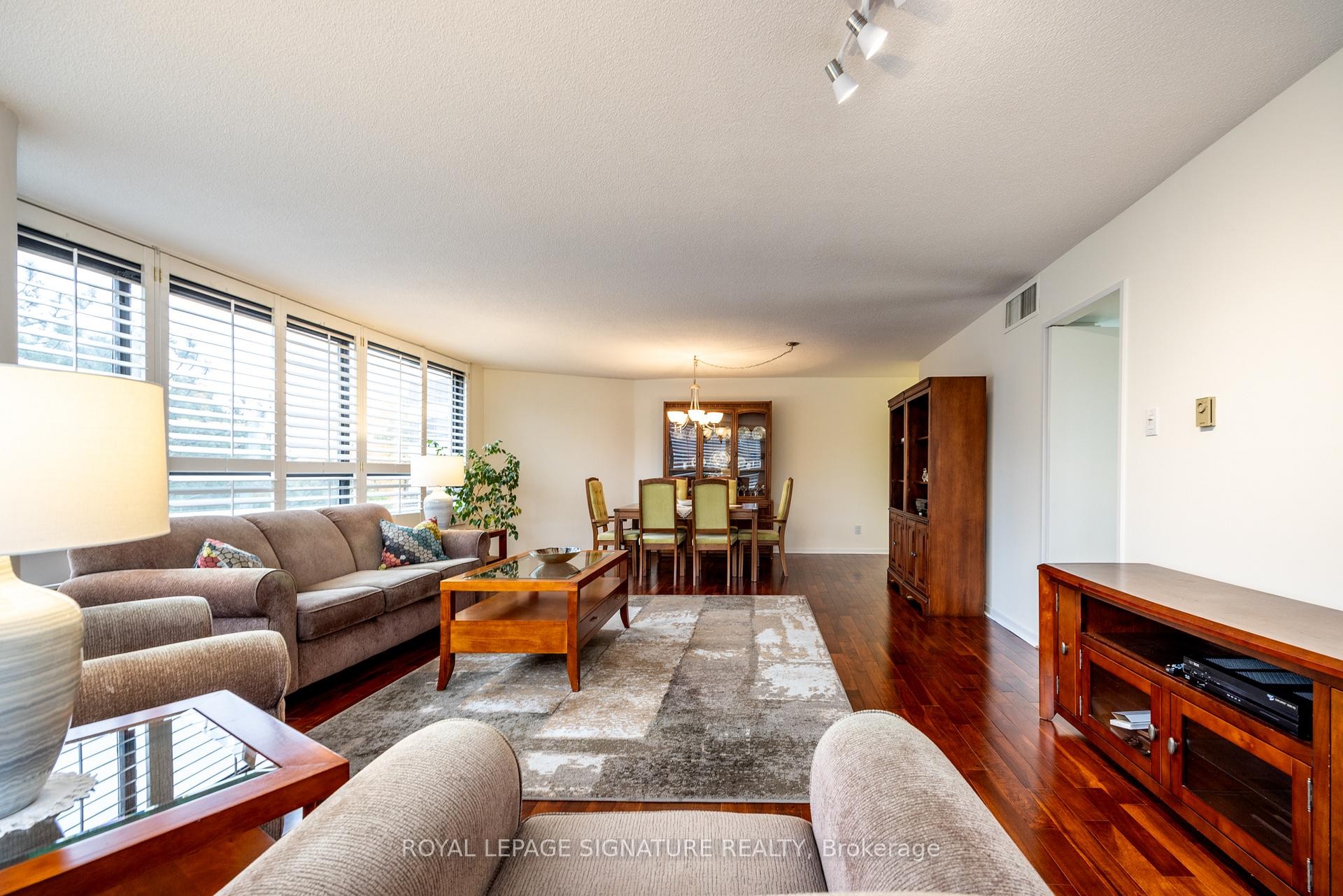 306-1300 Bloor Street, Mississauga, ON - Indoor Photo Showing Living Room
