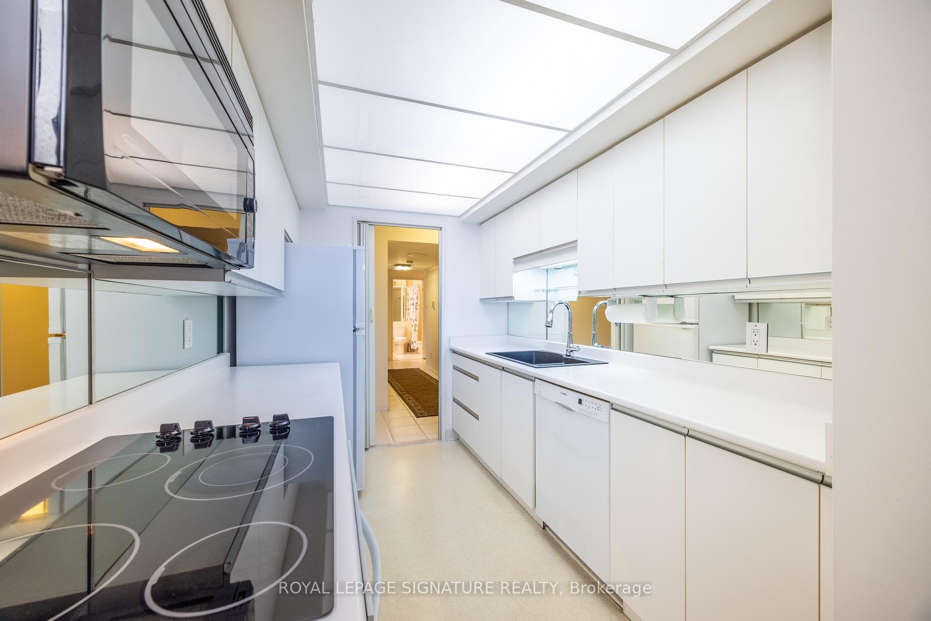 306-1300 Bloor Street, Mississauga, ON - Indoor Photo Showing Kitchen