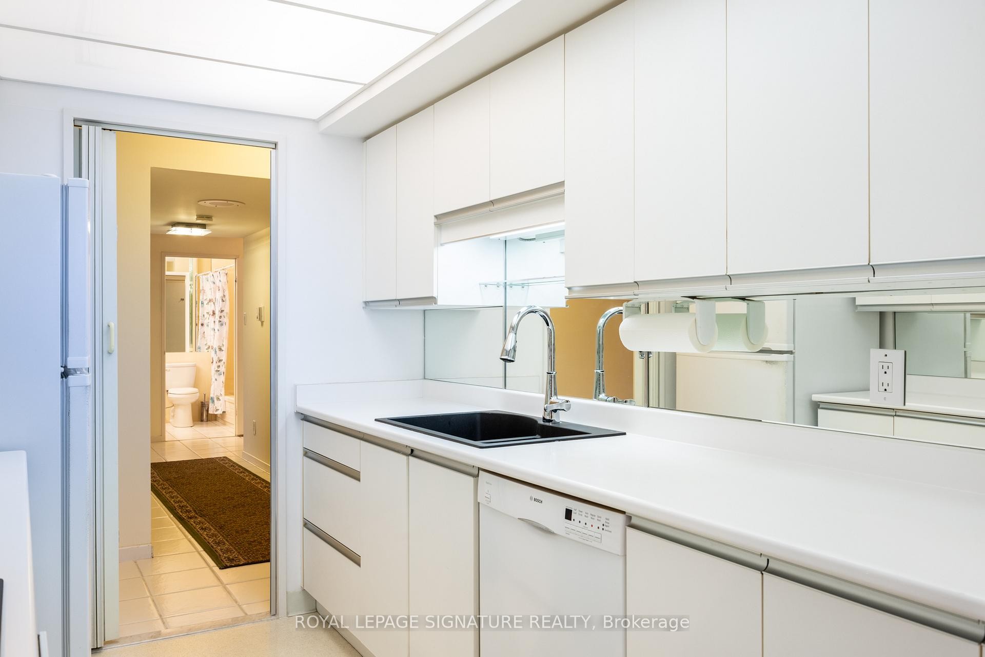 306-1300 Bloor Street, Mississauga, ON - Indoor Photo Showing Kitchen