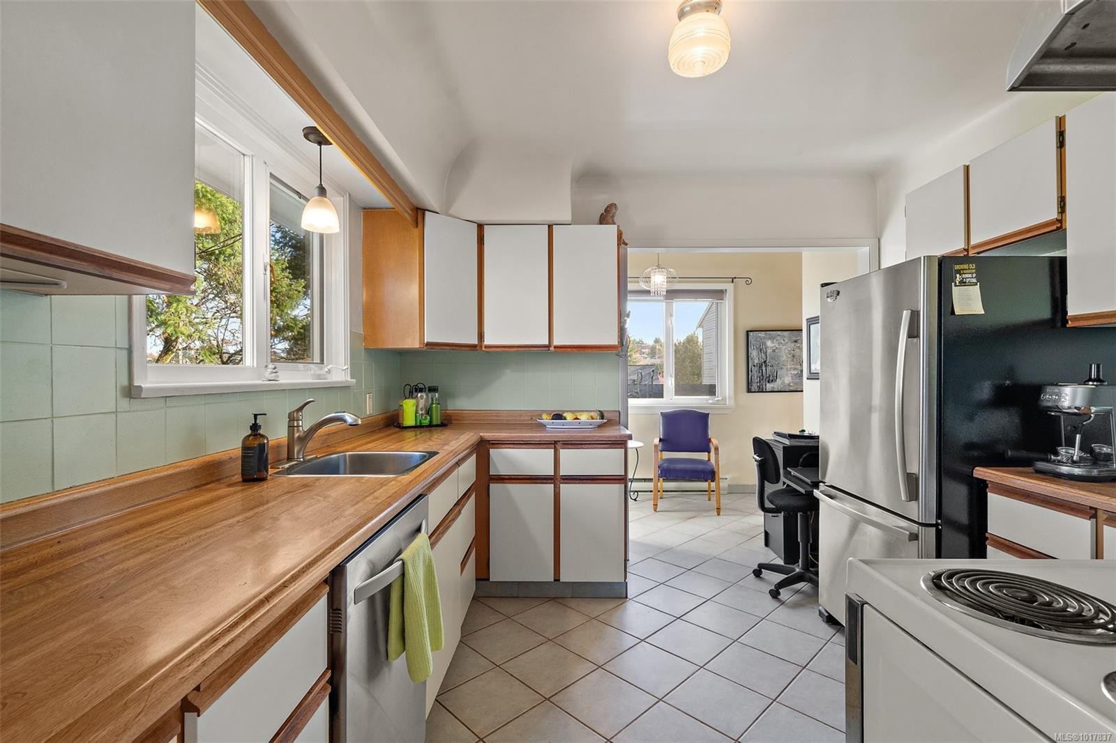 943 Selkirk Ave, Esquimalt, BC